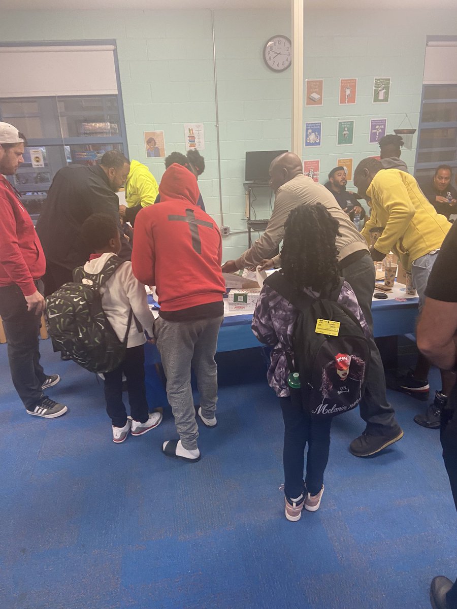 skillset_lyons's tweet photo. 🦅Taylor Stratton Elementary 🍎 Donuts for Dad’s today was awesome!! #EaglesNation📚@drjoimitchell @DrNatalynGibbs @MetroSchools 🙌🏾 https://t.co/X8RCpCISoc