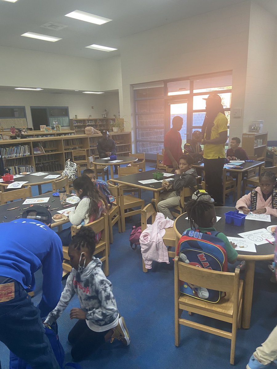 skillset_lyons's tweet photo. 🦅Taylor Stratton Elementary 🍎 Donuts for Dad’s today was awesome!! #EaglesNation📚@drjoimitchell @DrNatalynGibbs @MetroSchools 🙌🏾 https://t.co/X8RCpCISoc