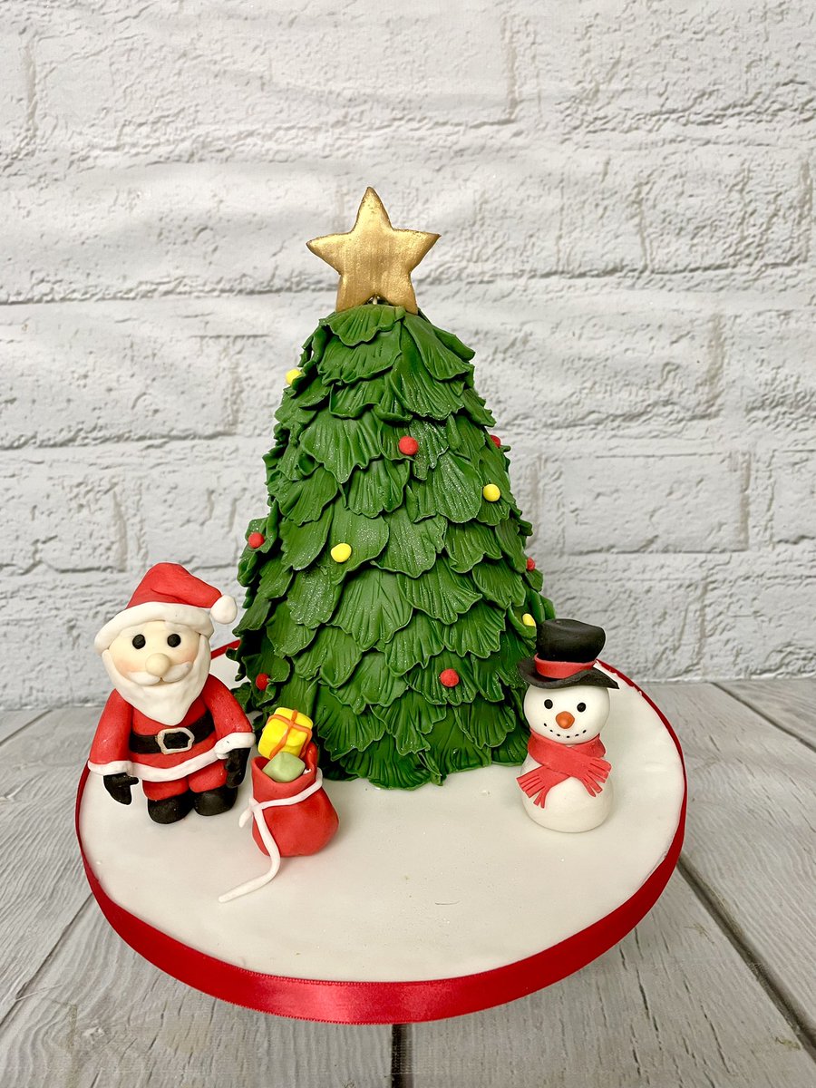 RollWithItCakes's tweet photo. Another class added to our list, cute Santa and snowman by the tree. More online at https://t.co/H8Pmn0tnqu
#cakedecoratingclass #teaching #saracino #thesugarpaste #Derbyshire https://t.co/sKo0WgcRet
