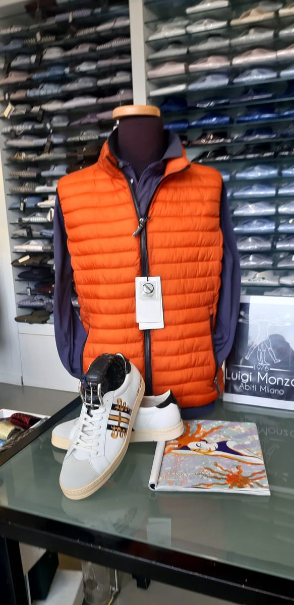 ProTradingExp's tweet photo. Proposta inverno:  gilet in piumino color becco d'oca su polo blu manica lunga in cotone.cintura in nappa blu. Sneakers bianche con ricami MILANO  oro
https://t.co/ynDYCK5anL
Cell 3357069156 https://t.co/aSclUO1sxD