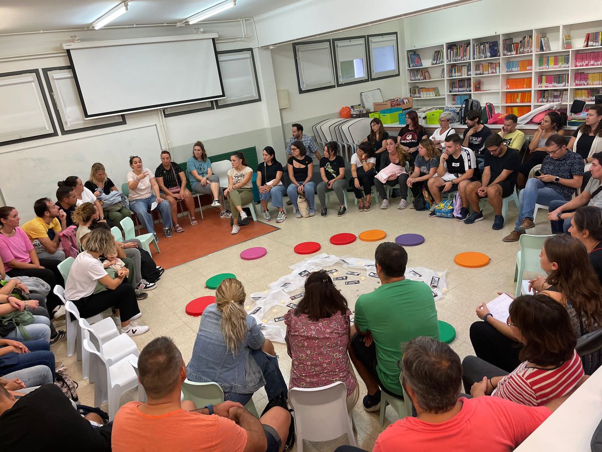 EscolaCatalonia's tweet photo. A la #reuniófamílies d’I4 i I5 les famílies han pogut descobrir els nous reptes d’aquest curs i alguna sorpresa que els infants els havien preparat. Seguim! https://t.co/2dx0jCxLpw