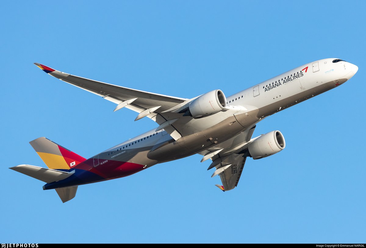 An Asiana Airlines A350 departing Paris. jetphotos.com/photo/10724584 © Emmanuel Nargil