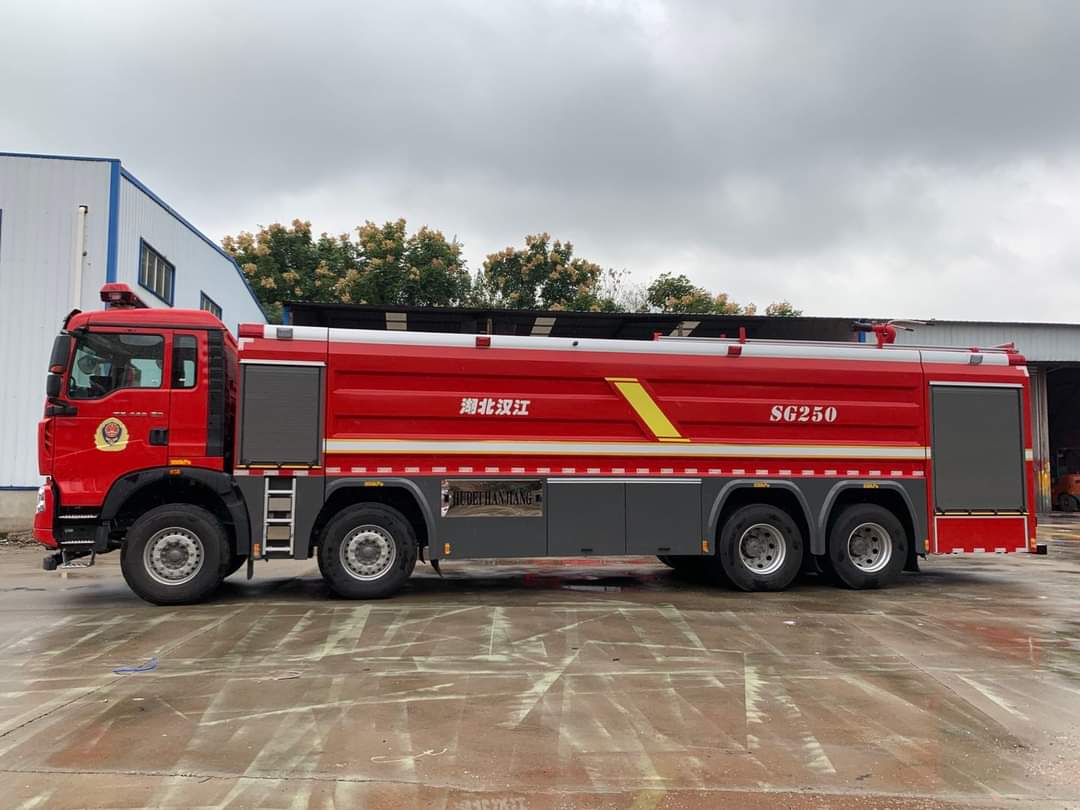 teambestioles's tweet photo. #jeudibestioles
Direction l'empire du milieu 🇨🇳 avec ce #FMOGP 8x4
Châssis #HOWO 450 CV
Euro 3
Carrossé par #SynotruckRescueFire 🚒
20 000 litres d'💧
5 000 litres d'☁️
Pompe 6 000 l/mn
Canon 4 800 l/mn https://t.co/PF1uOqODdx