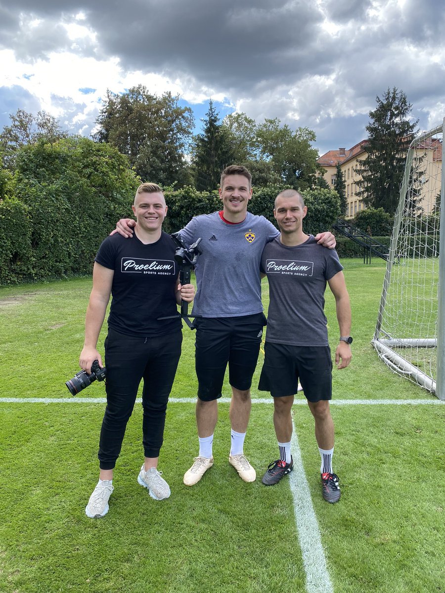 proeliumagency's tweet photo. Nekaj se kuha. 🧑‍🍳 Pa ne dobesedno. 😁⚽️ @JugAzbe 🎥📸🎬 https://t.co/Zm3S2UjbPE
