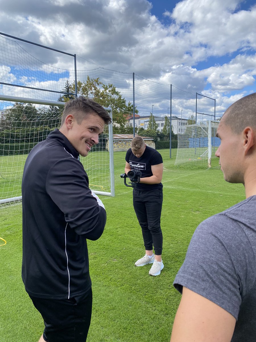 proeliumagency's tweet photo. Nekaj se kuha. 🧑‍🍳 Pa ne dobesedno. 😁⚽️ @JugAzbe 🎥📸🎬 https://t.co/Zm3S2UjbPE