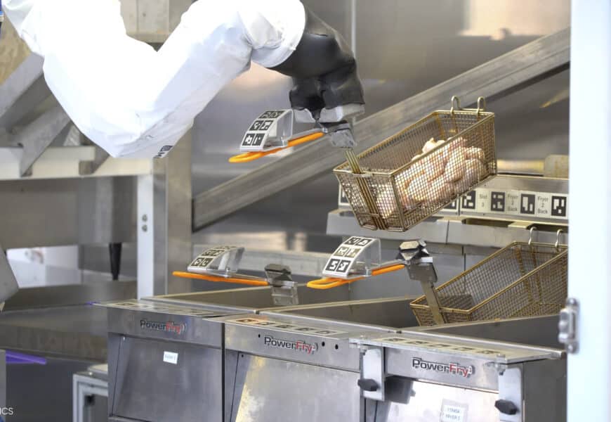 capitalradiob's tweet photo. Este es el robot 🤖que hace las patatas fritas mejor que los humanos... o no? 🍟

Según le ha contado #SaraBot a @LuisVMunoz es un crack, se llama Flippy 2 y está fabricado por @misorobotics 

También hace pollo frito🍗 y aros de cebolla 🧅

¿Os atrevéis a probarlo? https://t.co/UYFSjP6UKZ