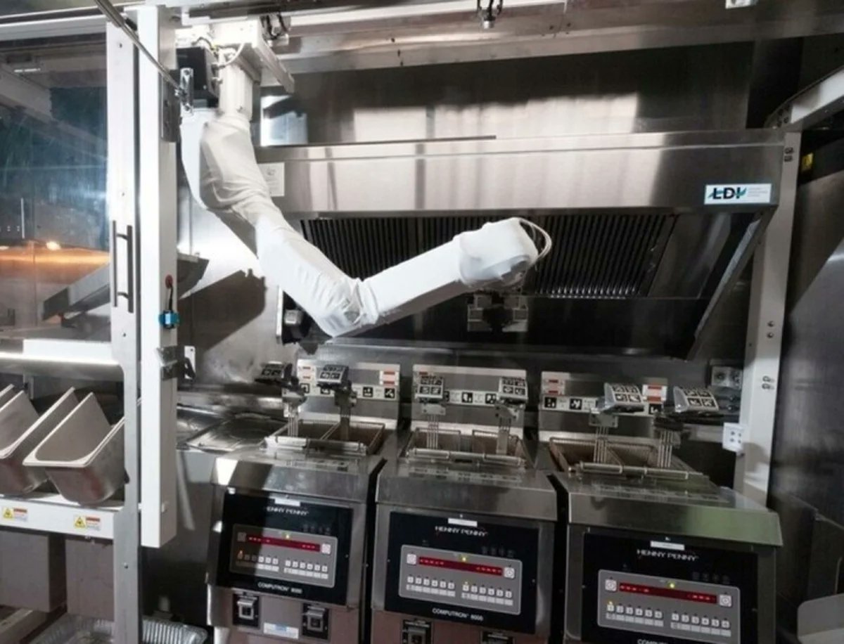 capitalradiob's tweet photo. Este es el robot 🤖que hace las patatas fritas mejor que los humanos... o no? 🍟

Según le ha contado #SaraBot a @LuisVMunoz es un crack, se llama Flippy 2 y está fabricado por @misorobotics 

También hace pollo frito🍗 y aros de cebolla 🧅

¿Os atrevéis a probarlo? https://t.co/UYFSjP6UKZ