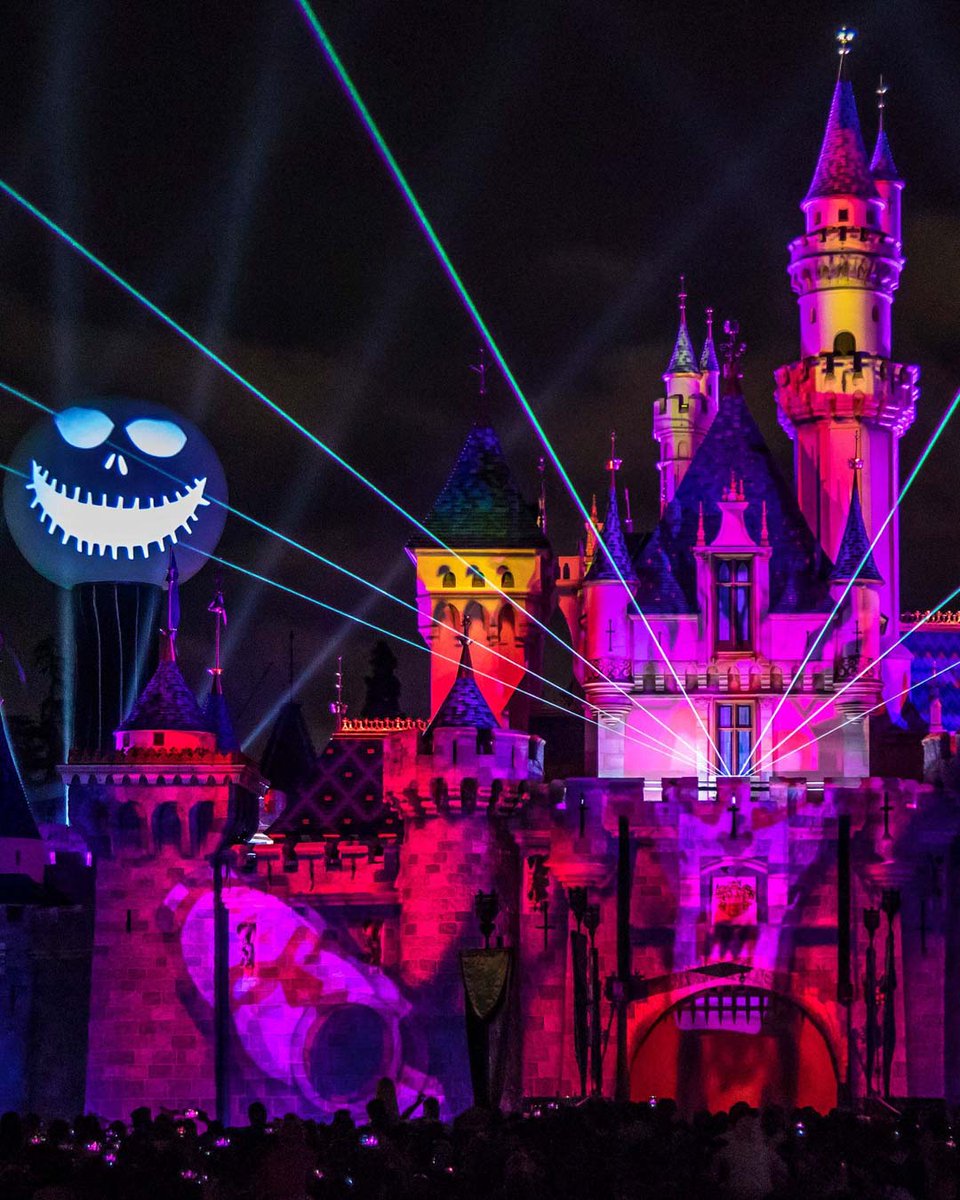 そろそろ #ハロウィン 🎃ですね。 #カリフォルニア 🌴の #ディズニーランド ・リゾート🎡も"コワカワ"なハロウィンに変貌しています👻BOO👻
📷: <a href="/Disneyland/">Disneyland Resort</a>