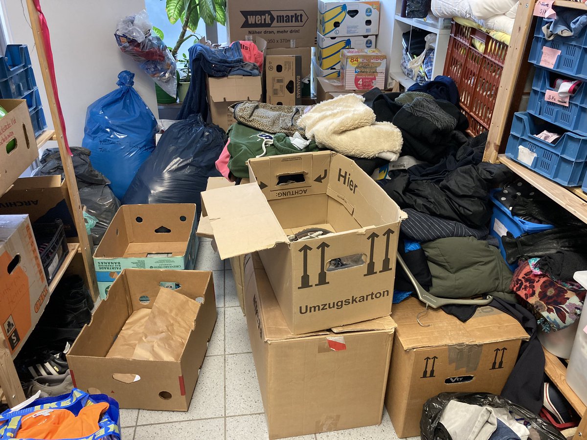 Heimatstern_org's tweet photo. Damit wir jeden Freitag erneut unsere Besucher optimal versorgen können, müssen die Spenden sortiert, geordnet, teilweise gewaschen werden. Es kommt leider noch immer vieles, was nicht auf unserer Liste steht. In unseren kleinen Räumlichkeiten bricht dann schnell Chaos aus. https://t.co/B2wsYeKItJ