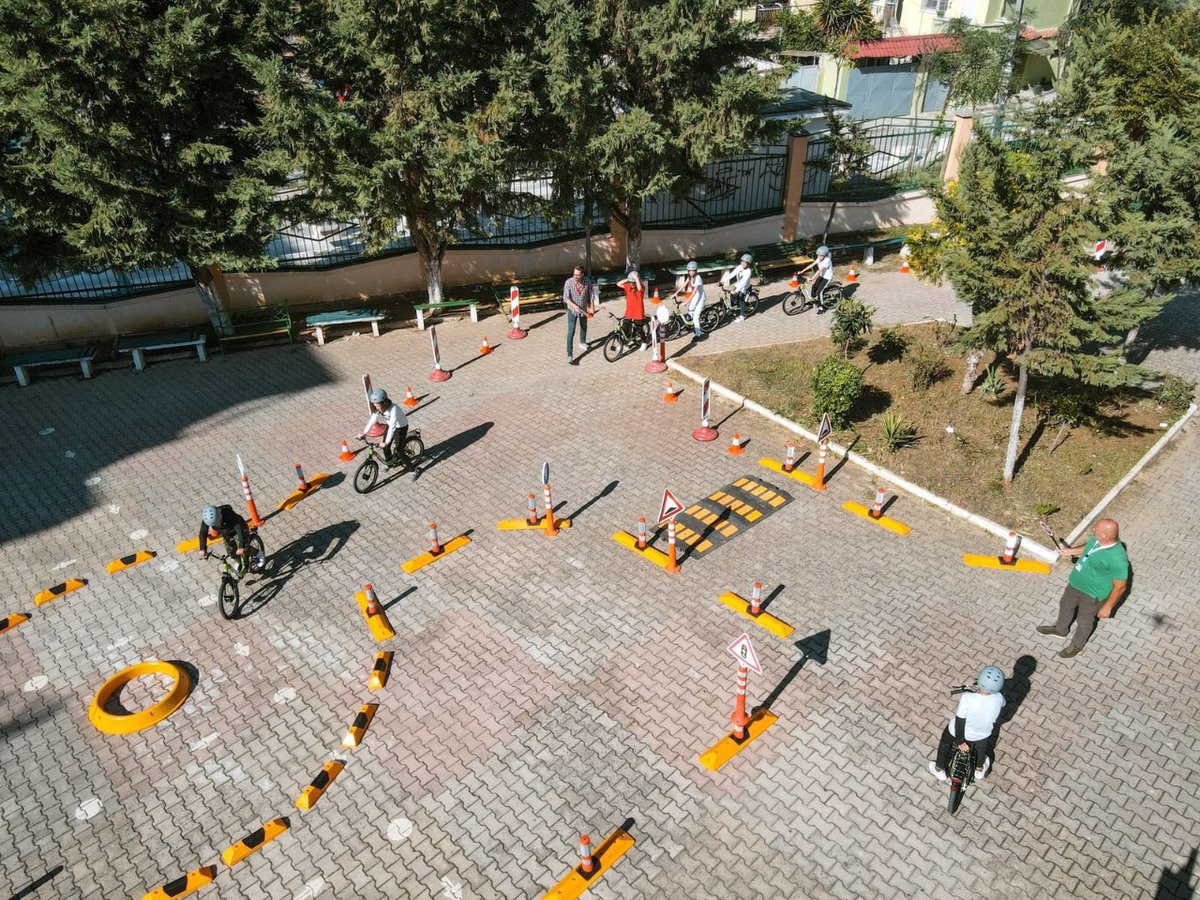 erionveliaj's tweet photo. Zhvilluam orët e klasave të çiklizmit🚲 për nxënësit e shkollës "Mihal Grameno"🏫 së bashku me kolegët e @GIZAlbania .

Nisim përgatitjet për shkollën e re të çiklizmit që do të hapet së shpejti në Tiranë, për mbi 100 nxënës të kryeqytetit🚴🏽‍♀️🚴. https://t.co/shNylfdyP2