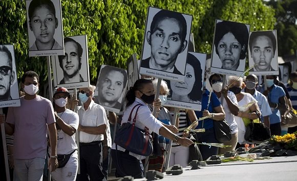 “Cuarenta y seis años después del Crimen de Barbados, es como si estuviera viviendo aquel día”  #TenemosMemoria #Cuba #SanctiSpiritus <a href="/ObraDe/">LaObraDeLaRevoluciónSS</a> <a href="/PartidoPCC/">Partido Comunista de Cuba</a> <a href="/SanctiSpiritus1/">Gobierno Provincial #SanctiSpíritus</a> <a href="/RPolancoF/">Rogelio Polanco Fuentes</a> <a href="/EVilluendasC/">Enrique Villuendas</a>