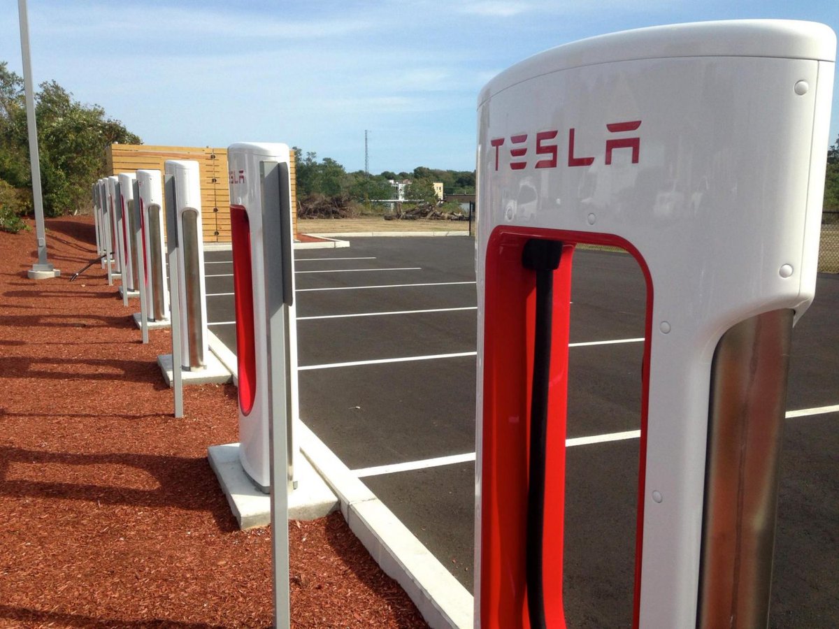 ElectricVNews's tweet photo. Tesla Celebrates 10,000 Superchargers In Europe
𝙎𝙚𝙚 𝙝𝙚𝙧𝙚 >> https://t.co/a2RBlszpnn <<

#tesla #supercharger #electriccars #europe https://t.co/pN8POFdhbP