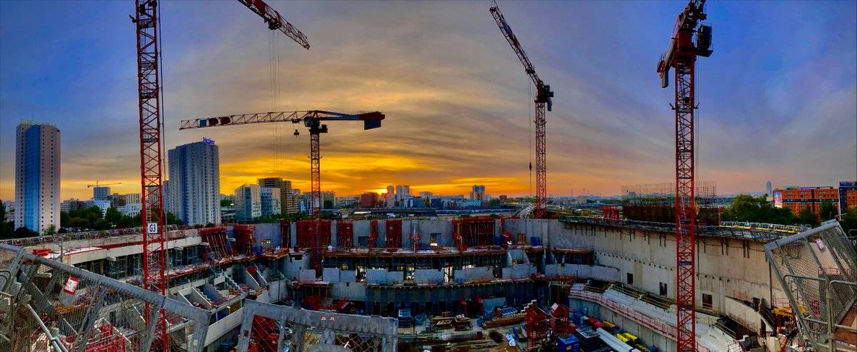 Bouygues_BatIDF's tweet photo. [#JeudiPhoto] En direct du #chantier de l'Adidas - Arena, Porte de la Chapelle réalisé par nos équipes sous un ciel insolite ! 
🙌@Paris #NP2F @scauarchi https://t.co/FCllcyrSIs