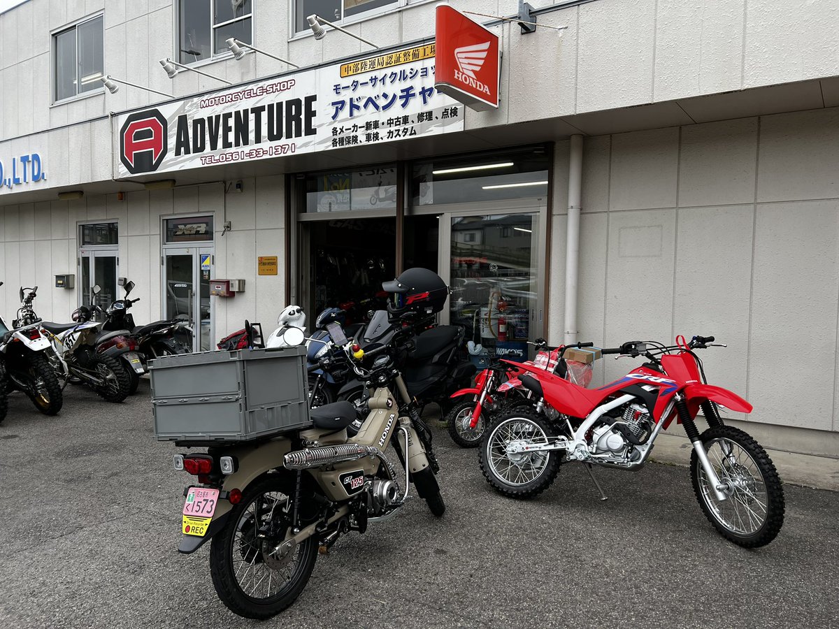 819mec's tweet photo. ショップへ、ヘッドライトの相談。
うまく行きますように…
一応希望通りにやってもらえそう😆
23日が楽しみ！
後はデカールと車体カラーどうしよ
#CRF125F 
#公道仕様 https://t.co/R0AZ2spwaL