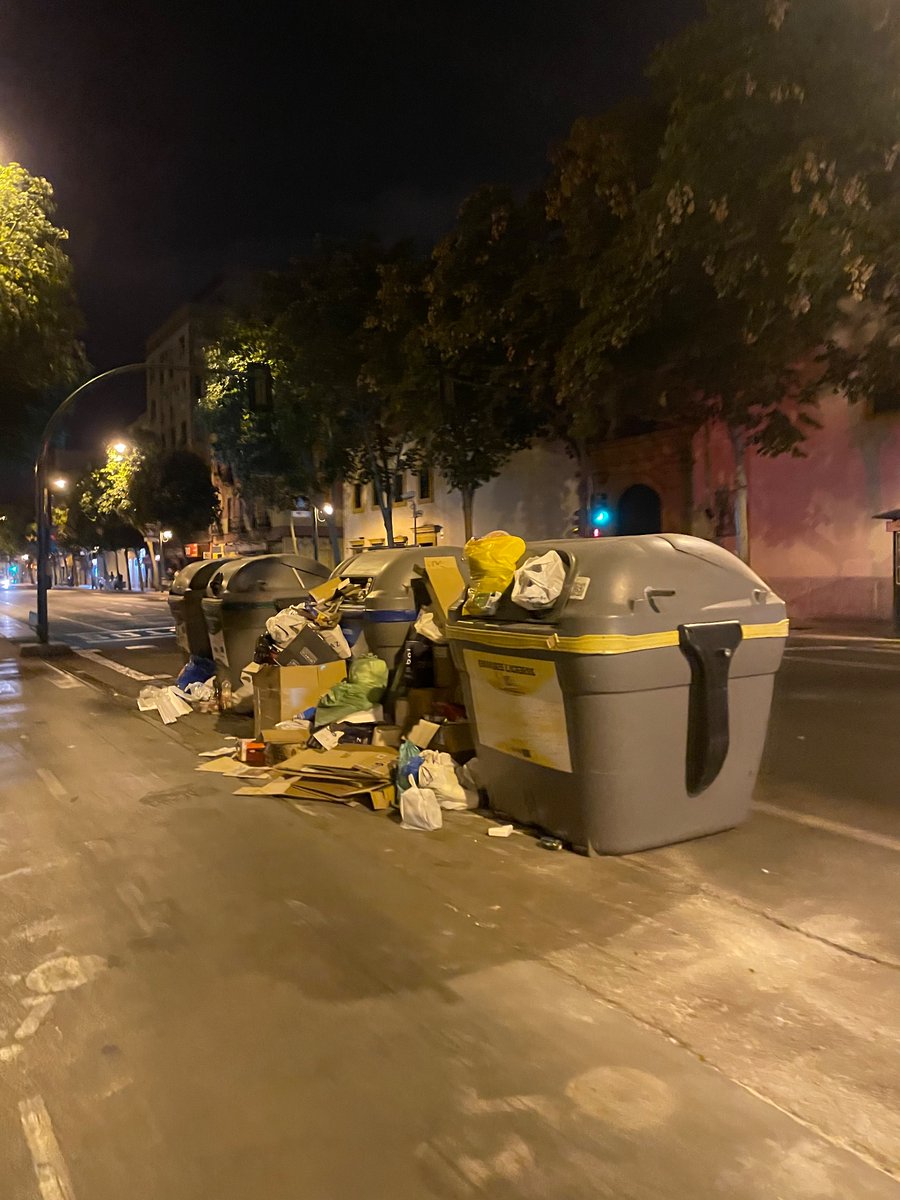 alebacete's tweet photo. ¿Qué está ocurriendo con la recogida de basura? @LipasamSevilla @Ayto_Sevilla 
Distintas horas, días y zonas de Sevilla (Nervión y Casco Antiguo) con mucha basura sin recoger. ¿No pusieron en marcha un plan de limpieza? Pues está incluso peor. Es una vergüenza y asqueroso. https://t.co/MEqZ3d72NV