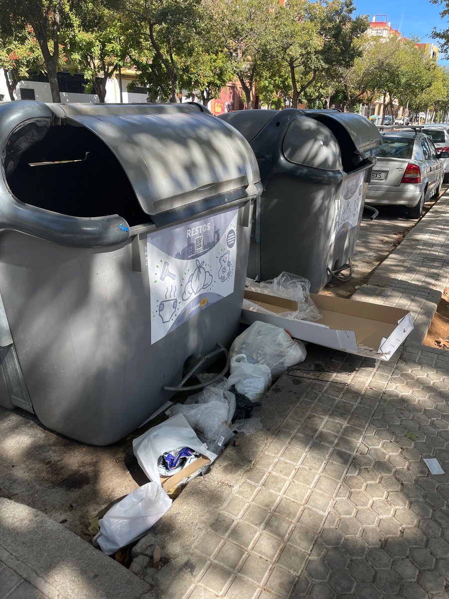 alebacete's tweet photo. ¿Qué está ocurriendo con la recogida de basura? @LipasamSevilla @Ayto_Sevilla 
Distintas horas, días y zonas de Sevilla (Nervión y Casco Antiguo) con mucha basura sin recoger. ¿No pusieron en marcha un plan de limpieza? Pues está incluso peor. Es una vergüenza y asqueroso. https://t.co/MEqZ3d72NV