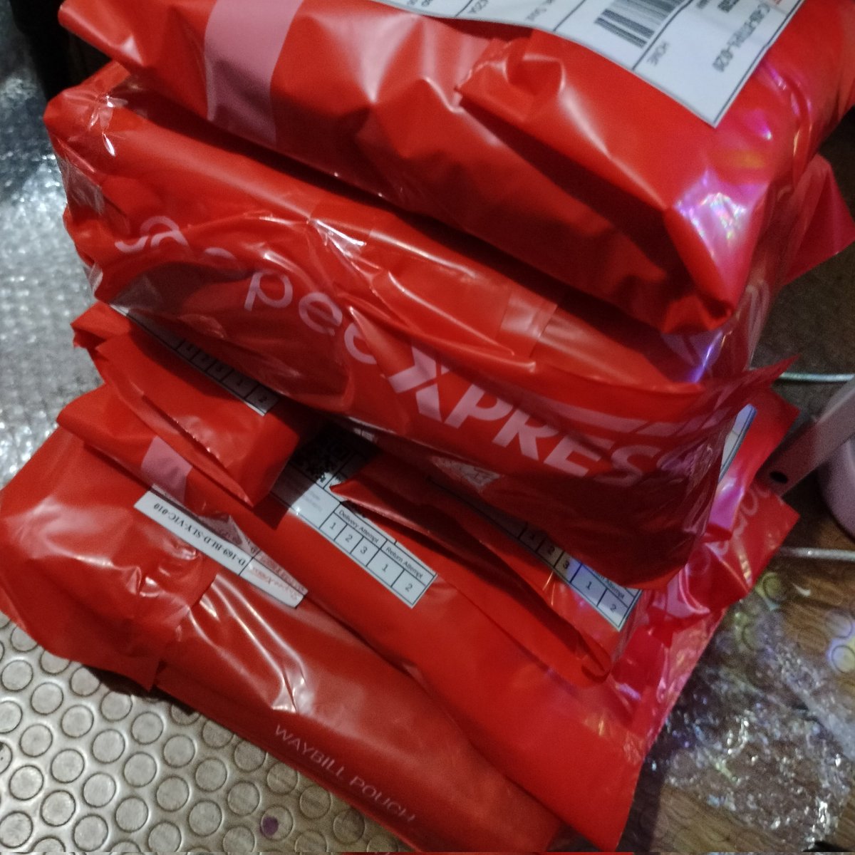 laucartz_'s tweet photo. — ꒰ 🛒 #lauwzupdatez ꒱ 

100622

mass shipment has been made !!

MOST parcels has been picked up at my address today! this includes:
- flash express bookings
- direct ggx bookings
- those who opted for sco

++ if you have items from BBATCH1 but haven't received a sf pls do dm! https://t.co/Cy6sx0DbGK
