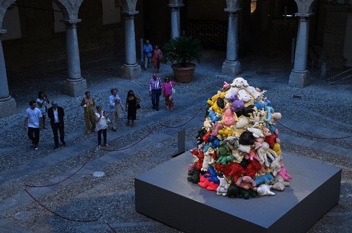 ryanmendoza_eth's tweet photo. @CozomoMedici Behind every NFT of the collection below are the single pieces—>
https://t.co/FVnNkasnLr 

Owning one allows you to redeem the IRL piece. The sculpture is made of 110 pieces. Once all are sold we will have the possibility to book another show and get the pieces together again ✨ https://t.co/ElrLpZX8sH