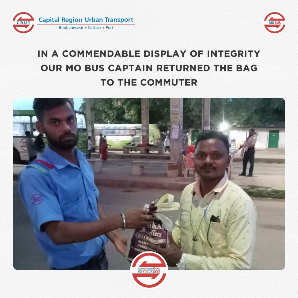 CRUT_BBSR's tweet photo. Our #MoBus Captain with utmost honesty returned a bag to the commuter who had left it in the Mo Bus.

#MoBusMoHero 
#HappyCommuters
#Humanity https://t.co/maVoYXpApZ