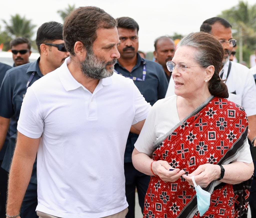 GuruBedi6's tweet photo. हर चेहरे पर ऐसी मुस्कान लाने के लिए भारत जोड़ो यात्रा जारी है...

कांग्रेस अध्यक्ष श्रीमती सोनिया गांधी जी ने आज श्री @RahulGandhi और पदयात्रियों के साथ कदम मिलाकर भारत जोड़ने के सफ़र को आसान कर दिया

#BharatJodoWithSoniaGandhi https://t.co/MdALo7hY7g