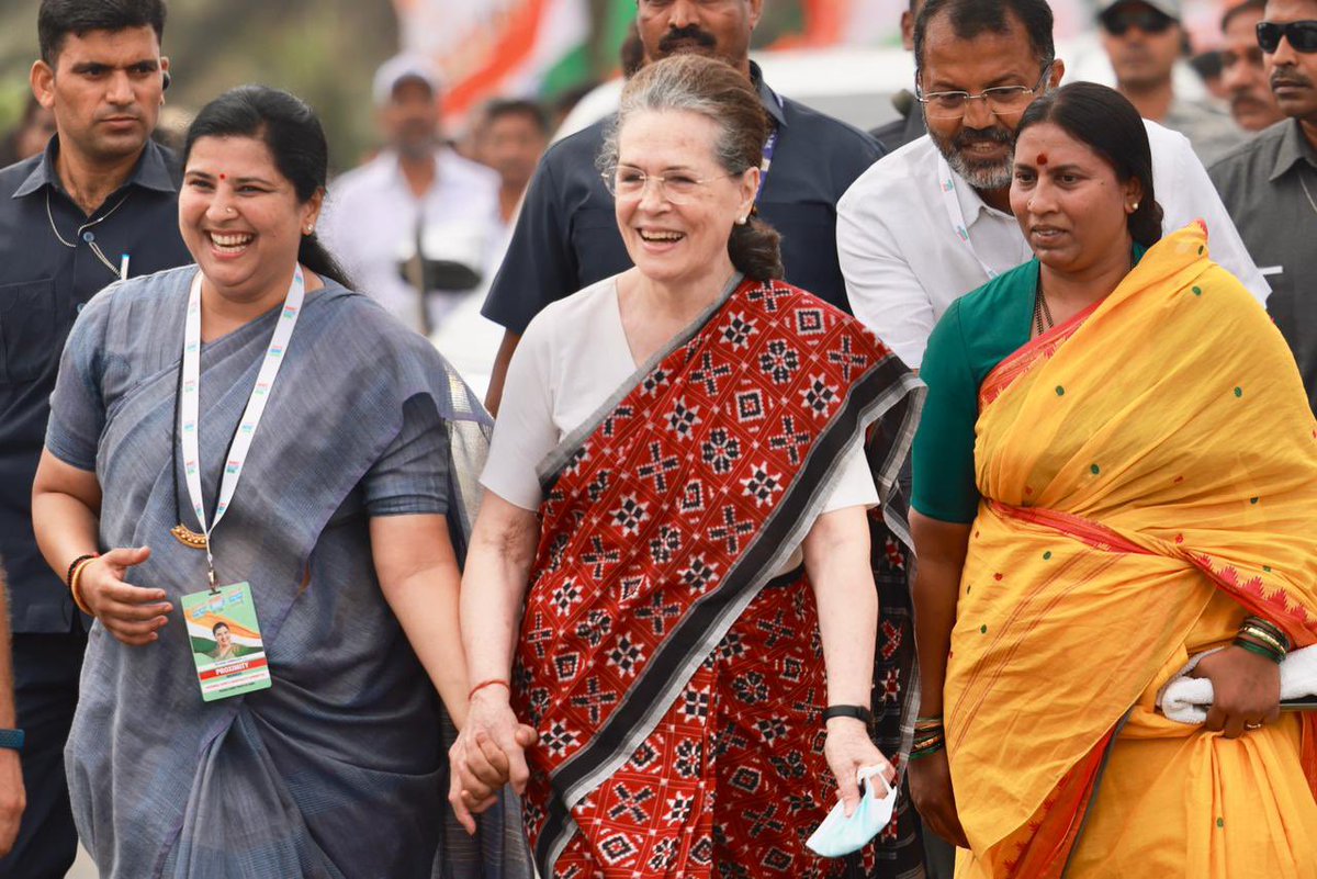GuruBedi6's tweet photo. हर चेहरे पर ऐसी मुस्कान लाने के लिए भारत जोड़ो यात्रा जारी है...

कांग्रेस अध्यक्ष श्रीमती सोनिया गांधी जी ने आज श्री @RahulGandhi और पदयात्रियों के साथ कदम मिलाकर भारत जोड़ने के सफ़र को आसान कर दिया

#BharatJodoWithSoniaGandhi https://t.co/MdALo7hY7g