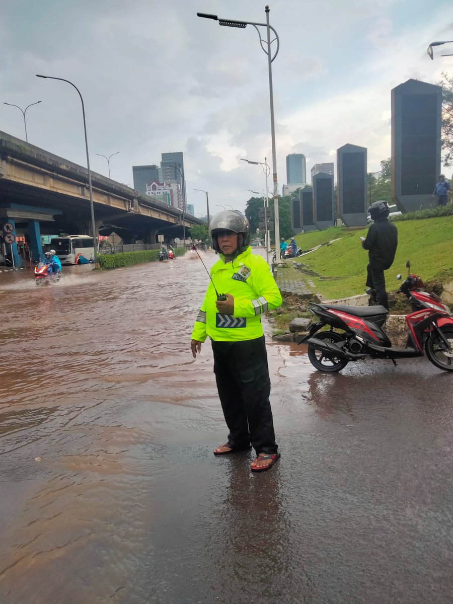 TMCPoldaMetro's tweet photo. 16.20 Genangan Air sekitar 60 Cm di Jl. TB. Simatupang depan Pom Bensin Shell Jakarta Selatan, situasi terkini blm dapat dilalui kendaraan R2 &amp; R4. https://t.co/2ZxTIjx0qx