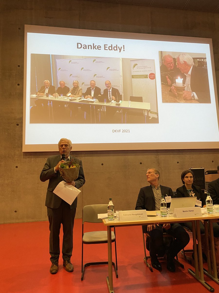 hcvollmar's tweet photo. Standing ovations für die scheidenden Vorstandsmitglieder Prof. Dr. Monika Klinkhammer-Schalke, Prof. Dr. Edmund Neugebauer und Prof. Dr. Holger Pfaff. Danke! #dnvf #dkvf22 https://t.co/k6biJW1l8P