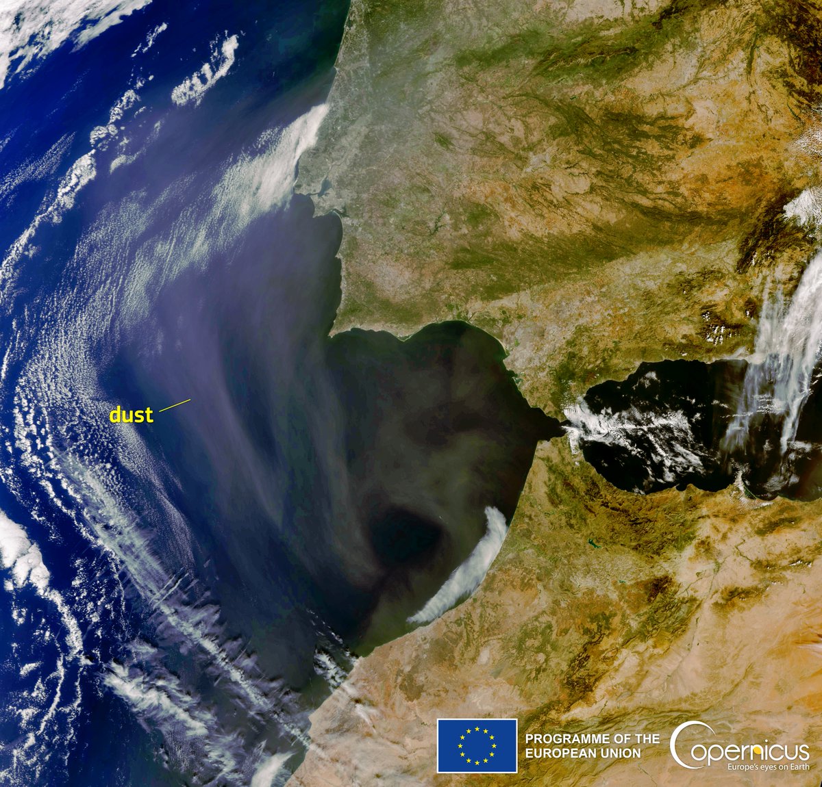 #Copernicus for #AirQuality monitoring

For the fourth day in a row, a massive amount of #SaharanDust is pouring into the skies over the western Atlantic Ocean

Dust over the southwestern part of the Iberian Peninsula 🇵🇹🇪🇸 and North Morocco 🇲🇦 as seen by #Sentinel3 🇪🇺🛰️ on 5 Oct.