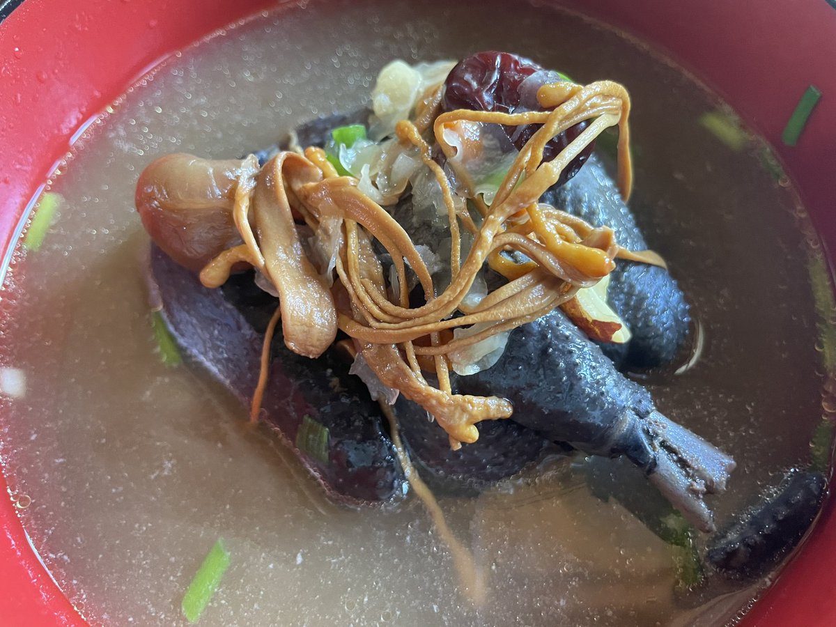 Cambodiataro's tweet photo. 今日も烏骨鶏のスープに再挑戦。
生薬として冬虫夏草、クコの実、紅ナツメ、竜眼、アーモンド、蓮の実、百合、シロキクラゲを入れた薬膳スープ。かなり美味しくなりました。 https://t.co/Z28EyR0kro