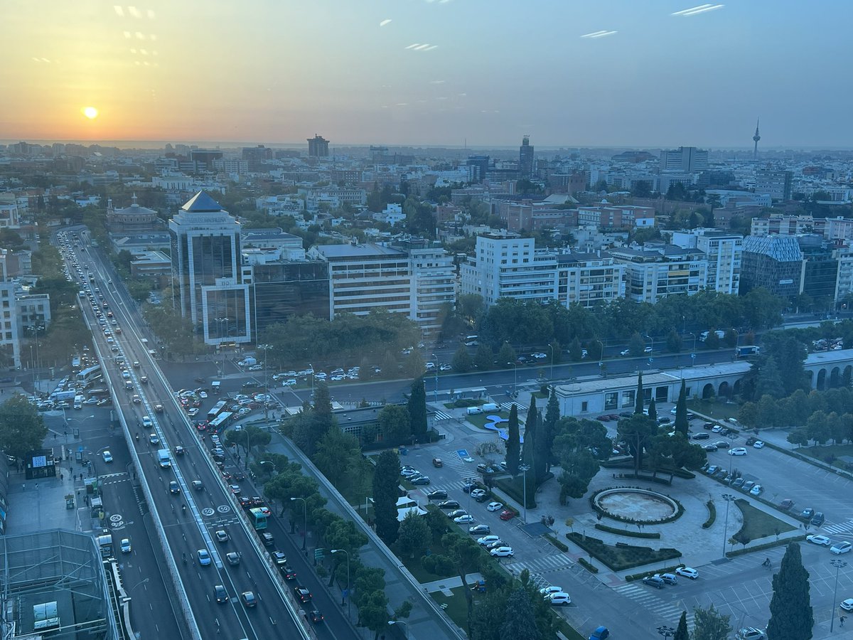 AlbertoGVale's tweet photo. Amanece en #Madrid ☀️. Pocas cosas hay tan gratificantes como darle a la tecla desde primera hora en la Torre Azca de @EY_Spain. Hoy toca reflexionar sobre imposición ambiental y esa capa de NOx que se ve en el horizonte… https://t.co/NIWyWWHvNv
