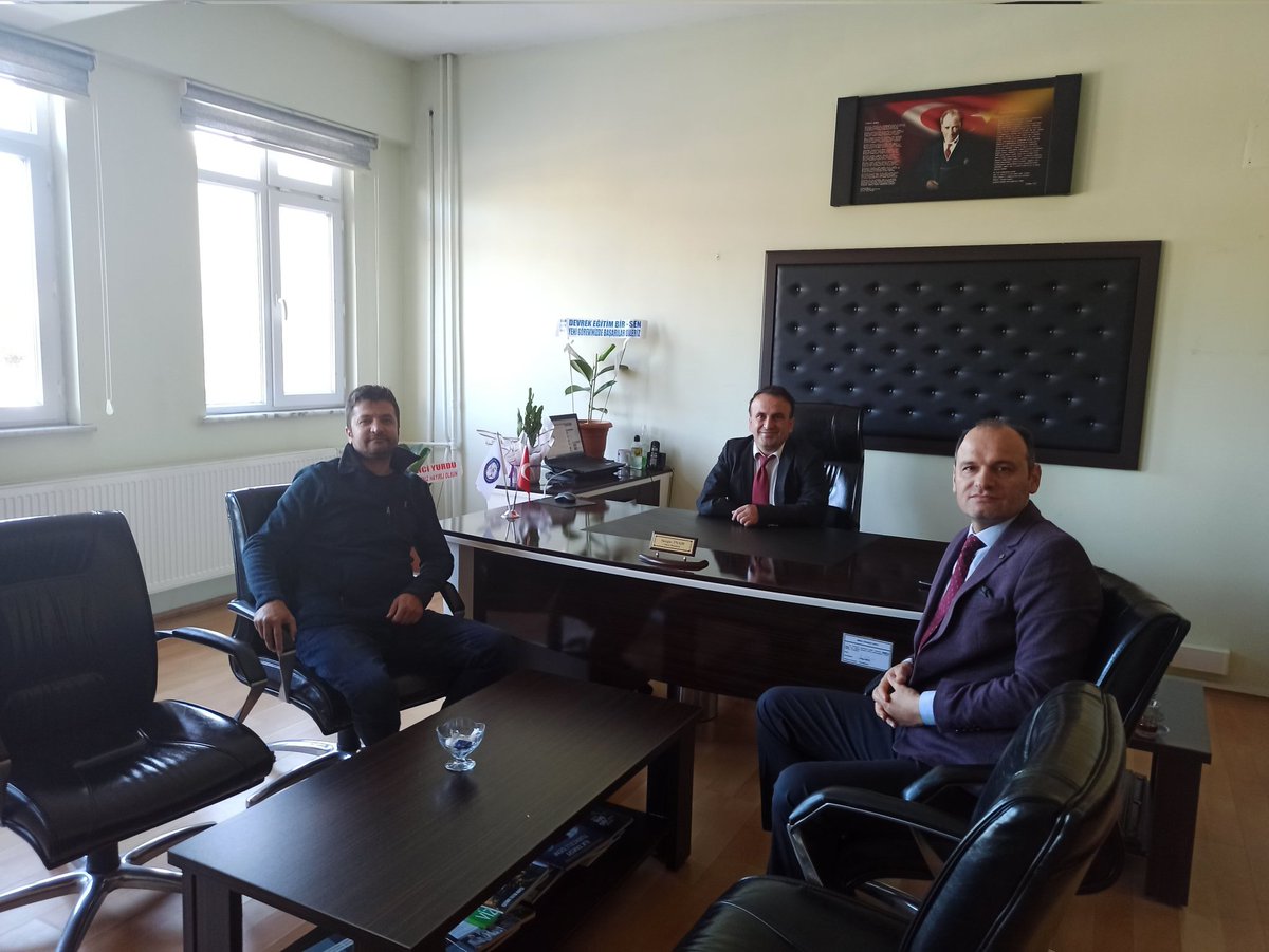 DevrekEbs's tweet photo. 2022-2023 Eğitim Öğretim yılında ,Devrek Sabahat Cemil Ulupınar Fen Lisesine Müdür olarak atanan Sezgin İNAM'a hayırlı olsun ziyaretinde bulunduk. Müdürümüze yeni görevinde başarılar diliyoruz. #scufl #devrekebs #ebs #sezgininam https://t.co/M2hJS3jRie