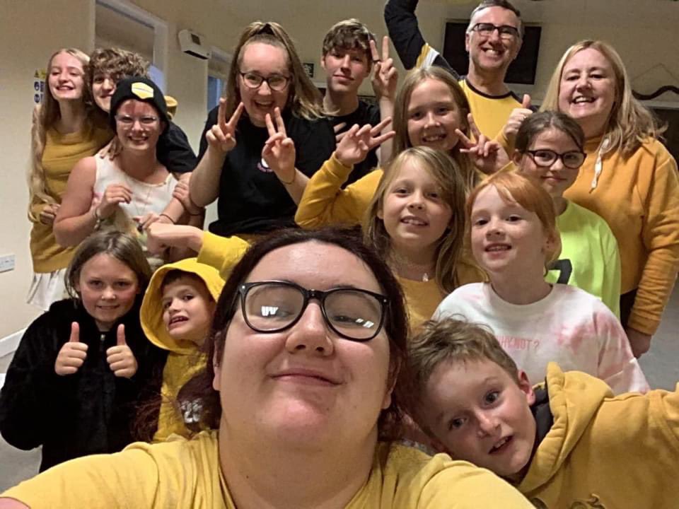 Stagezoneyouth's tweet photo. Thank you to everyone for wearing something yellow in Truro tonight for the #HelloYellow campaign for #youngminds 

Please give a little if you can and help us to reach our £100 target.  Thank you 🙏 

You can donate by clicking on this link:- https://t.co/KCGaWjZ4fJ. #Truro https://t.co/Ud6yz5Y63D