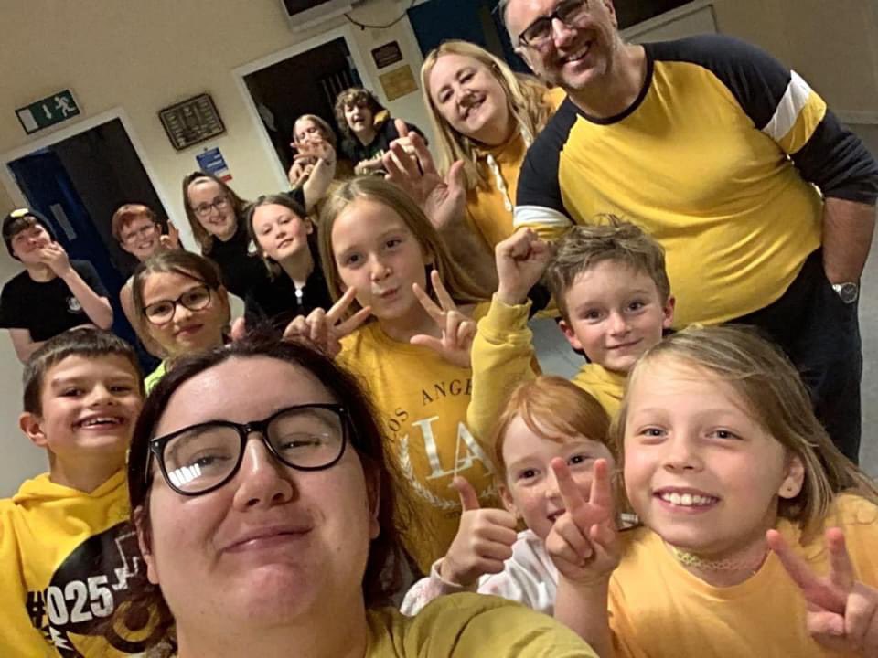 Stagezoneyouth's tweet photo. Thank you to everyone for wearing something yellow in Truro tonight for the #HelloYellow campaign for #youngminds 

Please give a little if you can and help us to reach our £100 target.  Thank you 🙏 

You can donate by clicking on this link:- https://t.co/KCGaWjZ4fJ. #Truro https://t.co/Ud6yz5Y63D