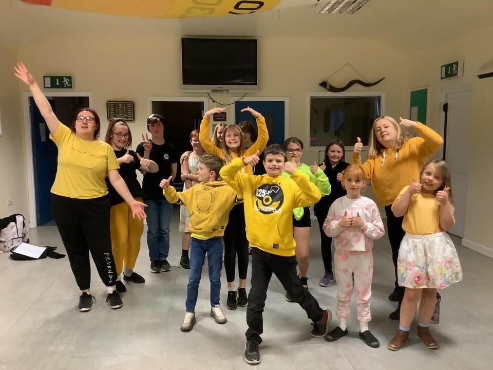 Stagezoneyouth's tweet photo. Thank you to everyone for wearing something yellow in Truro tonight for the #HelloYellow campaign for #youngminds 

Please give a little if you can and help us to reach our £100 target.  Thank you 🙏 

You can donate by clicking on this link:- https://t.co/KCGaWjZ4fJ. #Truro https://t.co/Ud6yz5Y63D