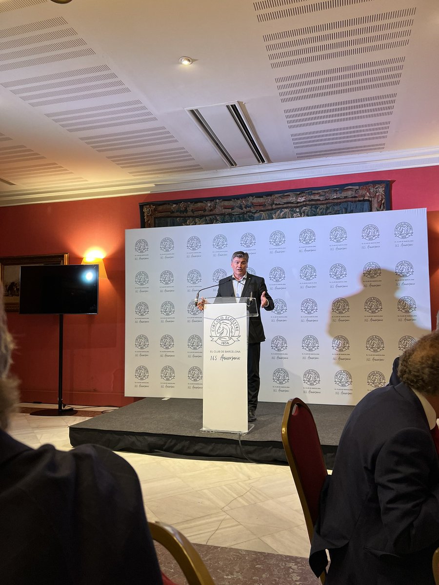 oramirezlara's tweet photo. 🔵 Cena - coloquio del Foro de Abogados en el @Circuloecuestre de Barcelona, con @AntoniCanete presidente de @PIMEC. La pequeña y mediana empresa es el motor de la economía y hay q ayudarle para crecer! https://t.co/E24fPrRZ2L