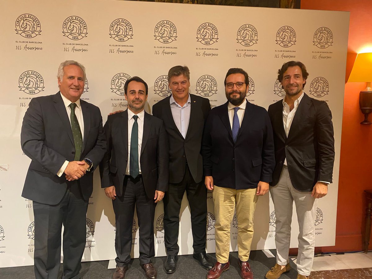 oramirezlara's tweet photo. 🔵 Cena - coloquio del Foro de Abogados en el @Circuloecuestre de Barcelona, con @AntoniCanete presidente de @PIMEC. La pequeña y mediana empresa es el motor de la economía y hay q ayudarle para crecer! https://t.co/E24fPrRZ2L