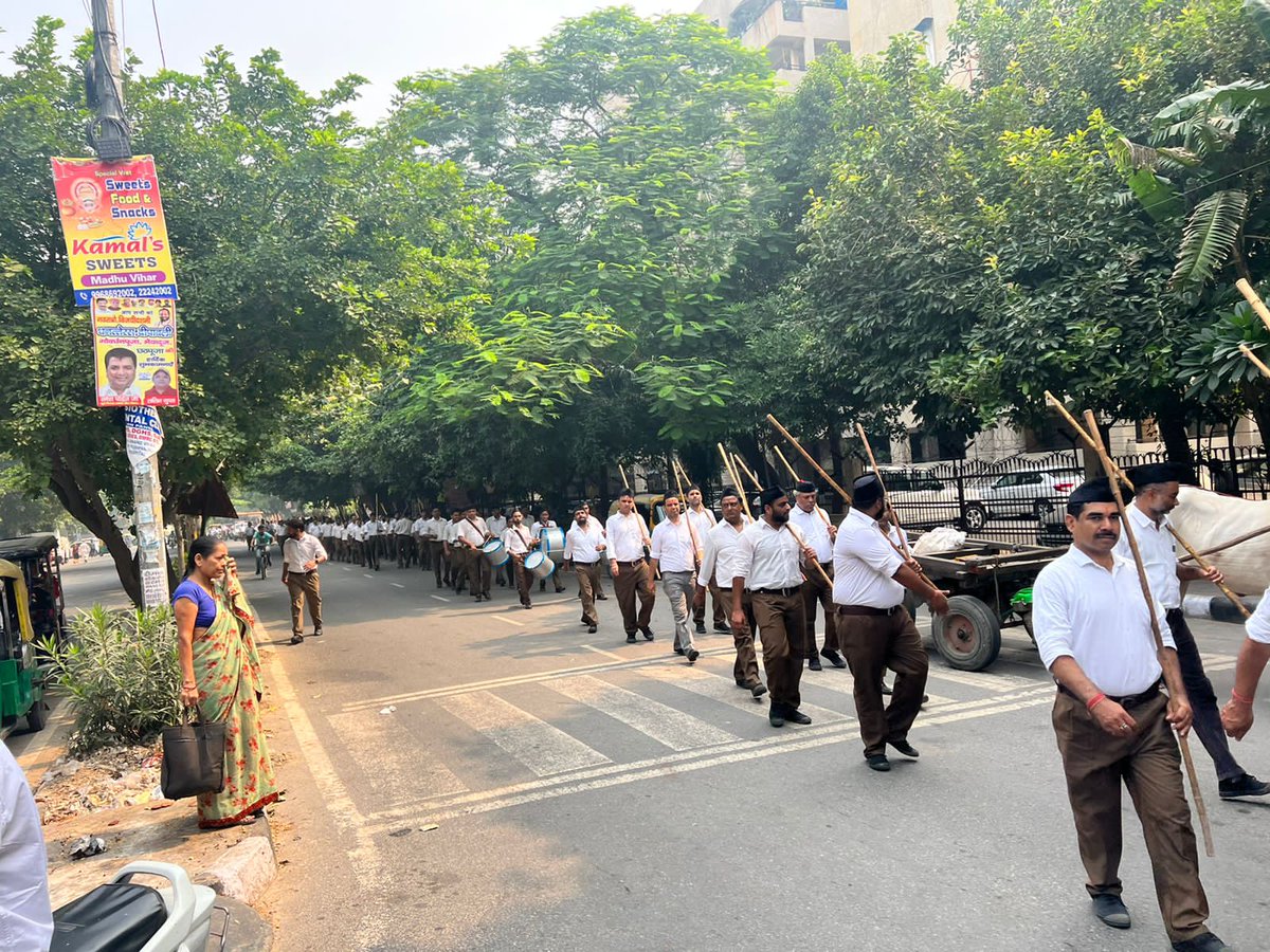 MohitsharmaBJP's tweet photo. कल #IPExtension में विजयदशमी के शुभ अवसर राष्ट्रीय स्वयंसेवक संघ, इंद्रप्रस्थ नगर द्वारा आयोजित पथ संचलन व् शस्त्र पूजन में हिस्सा लिया।

विजयदशमी के ही दिन राष्ट्रीय स्वयंसेवक संघ कि स्थापना हुई थी।

"संघे शक्ति कलियुगे"🚩

@RSSorg @adeshguptabjp @siddharthanbjp @kuljeetschahal https://t.co/FcObMDS9Df