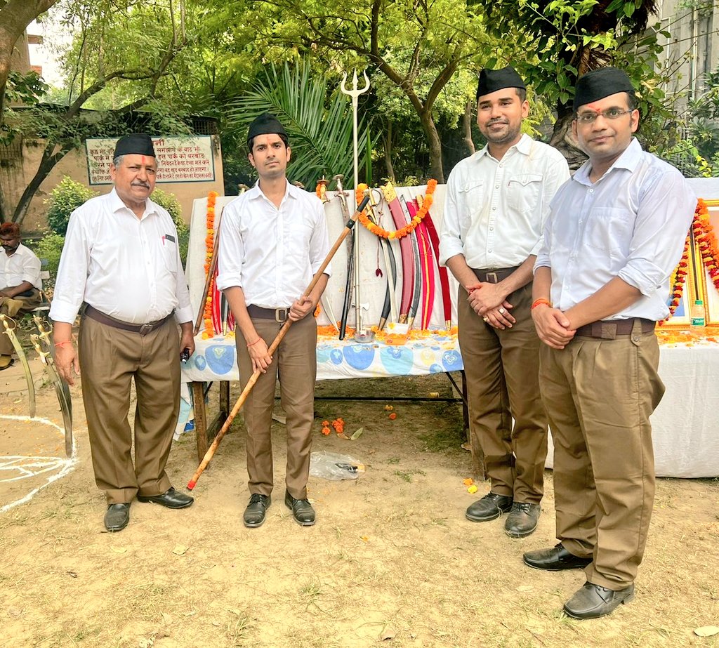 MohitsharmaBJP's tweet photo. कल #IPExtension में विजयदशमी के शुभ अवसर राष्ट्रीय स्वयंसेवक संघ, इंद्रप्रस्थ नगर द्वारा आयोजित पथ संचलन व् शस्त्र पूजन में हिस्सा लिया।

विजयदशमी के ही दिन राष्ट्रीय स्वयंसेवक संघ कि स्थापना हुई थी।

"संघे शक्ति कलियुगे"🚩

@RSSorg @adeshguptabjp @siddharthanbjp @kuljeetschahal https://t.co/FcObMDS9Df