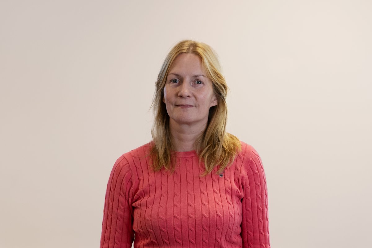 Hvordan er det å være forelder eller søsken til en voksen kvinne med spiseforstyrrelse? Dette har Ph.d. i profesjonsvitenskap Jannike Karlstad forsøkt å belyse i sin kvalitative studie kalt «Seile sin egen sjø». Følg hennes Disputas 11.oktober kl 10:
nord.no/no/aktuelt/kal…