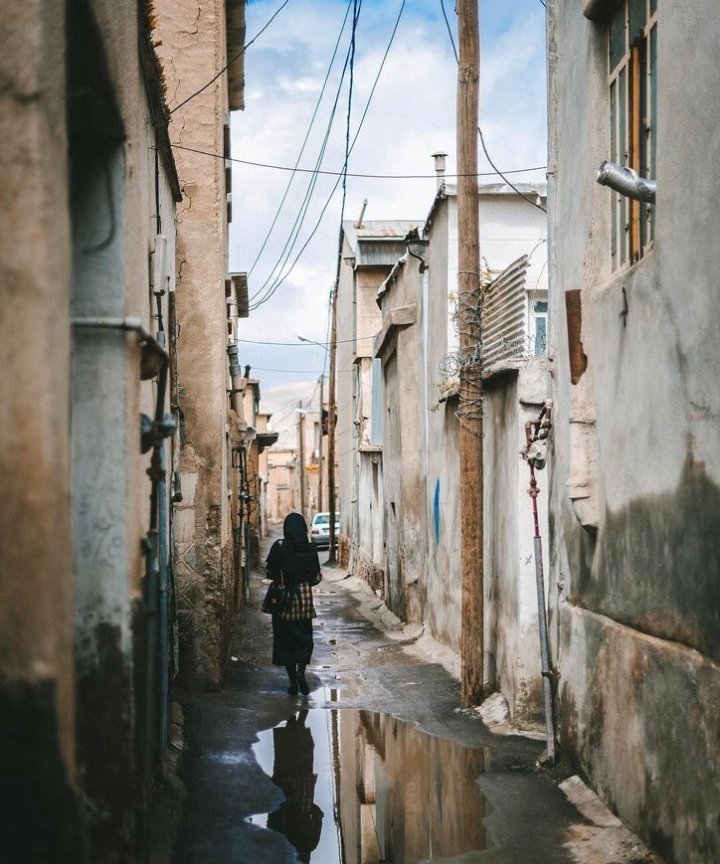 كَأَنَّ مِشْيَتَهَا مِنْ بَيْتِ جَارَتِهَا 
مَرُّ السَّحَابَةِ لا رَيْثٌ ولا عَجَلُ 

#الأعشى