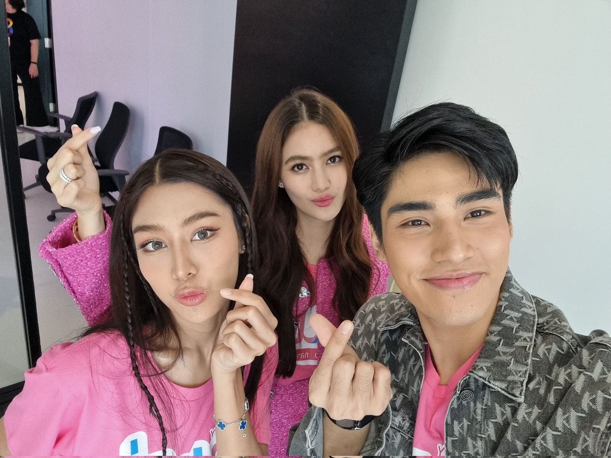 thaich8's tweet photo. ร่วมเก็บโมเมนต์ประทับใจ ในงานแถลงข่าว ❤️ ซีรีส์ "เจนนี่ กลางวันครับ กลางคืนค่ะ" พร้อมกัน
👉  #เปิดตัวเจนนี่เดอะซีรีส์ 👈

#AISPLAYxช่อง8 
#เจนนี่กลางวันครับกลางคืนค่ะ
#AISPLAYOriginal 
#ช่อง8 https://t.co/N83kOhy4dy