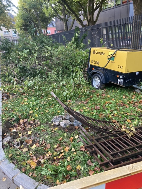JBirgmeier's tweet photo. #AvenuePasteur Massaker jetzt auch für Bonnevoie, Rue Gellé. @dp_lu @csvstad @CityLuxembourg haben auch nach diesem heißen Sommer nicht verstanden, dass wir weniger Versiegelung brauchen, mehr Grün. Hier wird alles platt gemacht, um danach alles zu versiegeln. Villmools Merci! https://t.co/MW4PdYbqmO