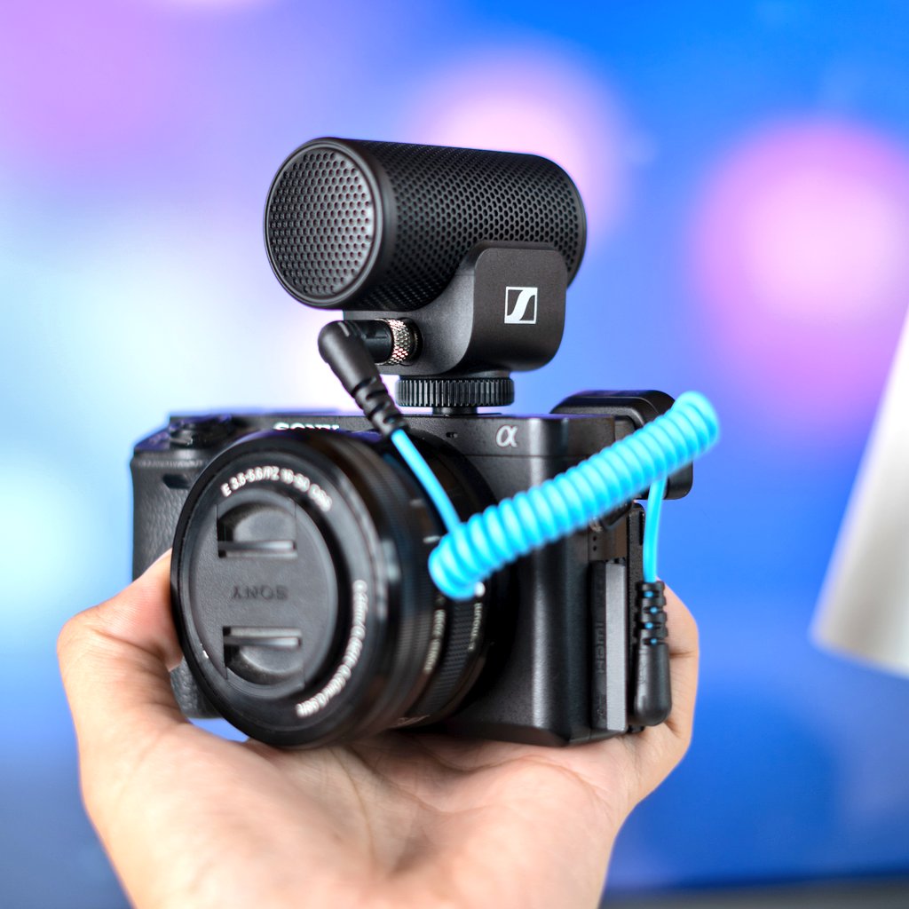 techbharat's tweet photo. First Look of Sennheiser MKE 200
Includes 3.5mm TRS and TRRS coiled cables for compatibility with DSLR and mirrorless cameras or mobile devices.
Price ₹8490.
@SennheiserIndia
#sennheiser #mke200 #sennhiesermke200 #cameramic #professionalmic #vlogging #vloggingsetup #vloggingmic https://t.co/MjbuC1yznS