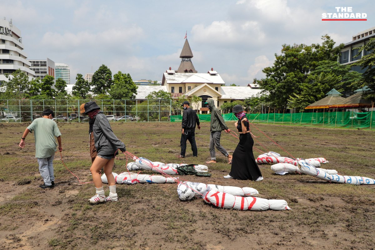 thestandardth's tweet photo. เผาหุ่น-หว่านข้าว-แขวนป้าย แสดงออกเชิงสัญลักษณ์รอบสนามฟุตบอล มธ. หลังมหาวิทยาลัยล้อมรั้ว-ไถหน้าดิน ก่อนงาน 6 ตุลา

อ่านต่อ https://t.co/MCPgQlKO0K

ภาพ: ศวิตา พูลเสถียร
#TheStandardPhoto 
#TheStandardNews https://t.co/s06tQFhYBs