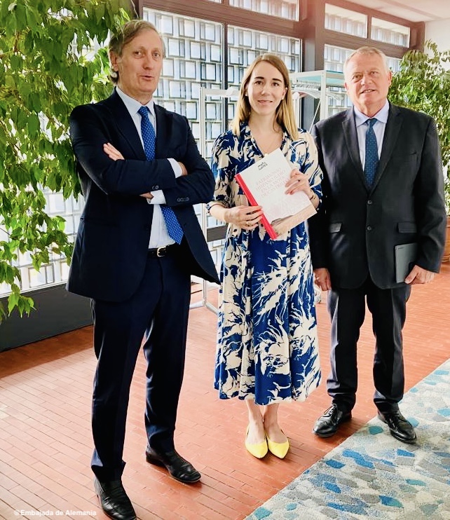 AlemaniaDiplo's tweet photo. 🤝 Nos ha visitado Lorenzo Rodríguez, alcalde de Castrillo Mota de Judíos y pdte de la Asoc. Itinerarios Sefardíes de Castilla y León 

👉 Nos presentó el proyecto que @motadejudios está llevando a cabo en torno a la recuperación de la memoria histórica del pueblo judío... (1/2) https://t.co/fxuPF0OJU8