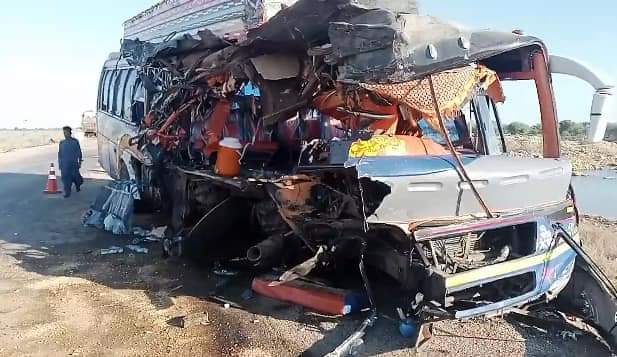 DahriAyesha's tweet photo. 11 passengers, including women and children, were killed and 13 injured in a collision between a truck and a passenger van on the Indus Highway near Manjhand.
#Manjhand #Incident #van https://t.co/c1KeWF8Ysi
