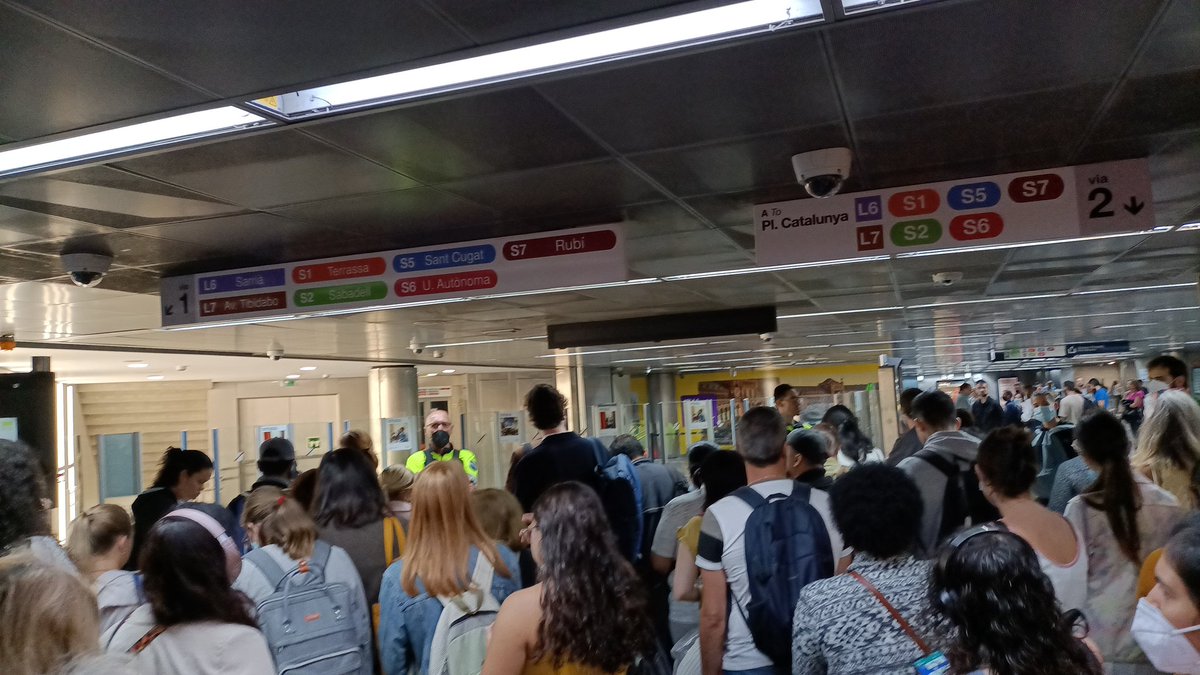 lareishons's tweet photo. Tot el transbord de diagonal bloquejat de gent esperant per accedir a l'andana dels @FGC, per una avaria. Tota la linia del Vallès sense moviment. https://t.co/TnawYWFPs5
