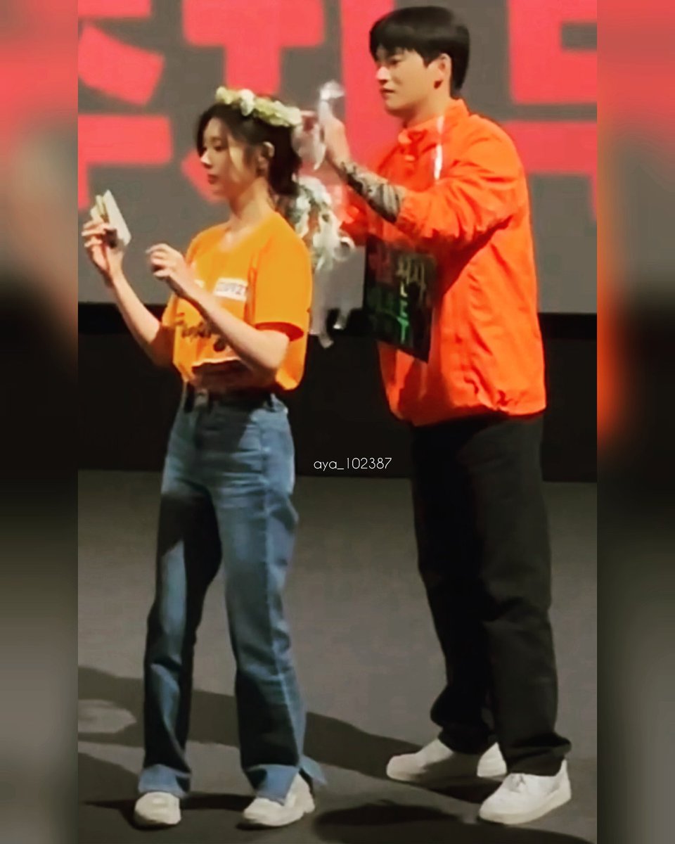 Cute baby Oppa fixing her hair  🤭😆

#SeoInGuk #서인국
#ProjectWolfHunting 
#JungSoMin