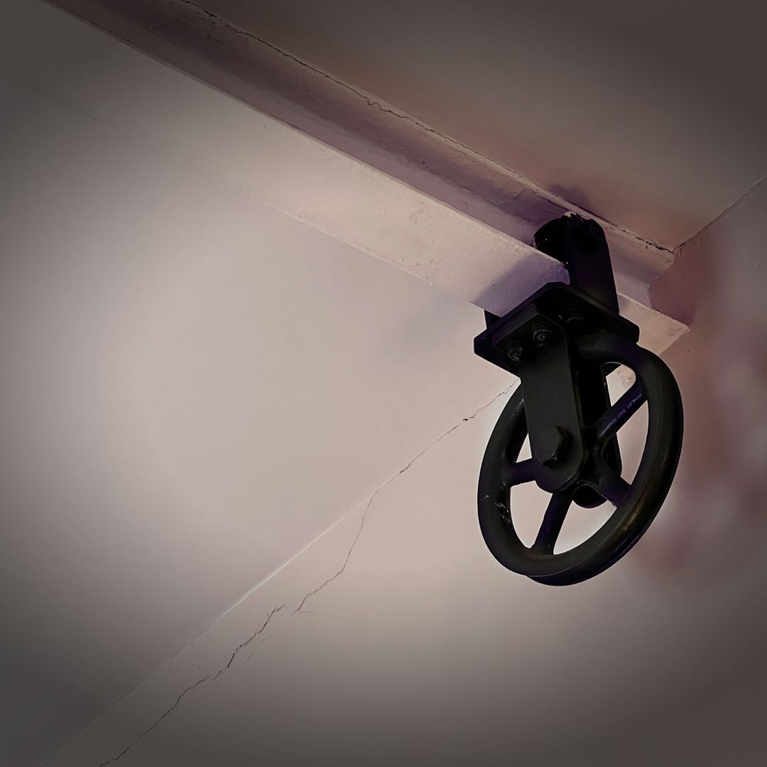GWABirmingham's tweet photo. ⚙️ BEHIND THE SCENES ⚙️
What do you think this was used for?
#GWAFinds #GreatWesternArcade #Birmingham #HiddenBrum #BehindTheScenes #Pulley #Brum #History #BirminghamHistory #ArcadesOfBirmingham https://t.co/4L6Kmi7Mic