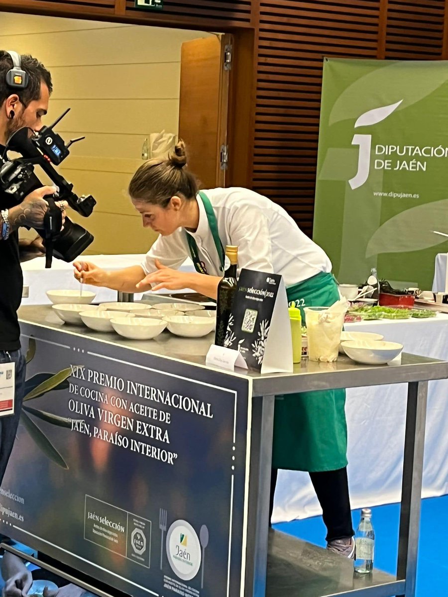 Dominus_AOVE's tweet photo. Diana Pérez, del restaurante @invernadero_el, dirigido x @rdelacalle se alzó ayer en #ssg22 con el Premio de Cocina con #AOVE "Jaén Paraíso Interior" de la @dipujaen, utilizando Dominus
La receta ganadora fue sopa de AOVE escabechada con pimientos, yema y botánicos
¡Enhorabuena! https://t.co/nZCeHUTUDj